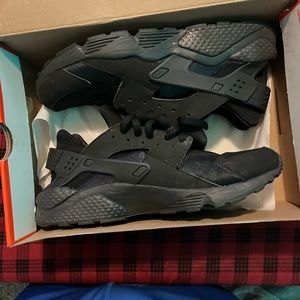 Brand new never worn. Got as a gift they were to small